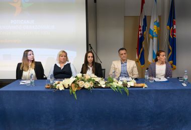 U Gospiću održan okrugli stol o naukovanju: Ključ uspjeha je snažna suradnja obrazovanja i gospodarstva